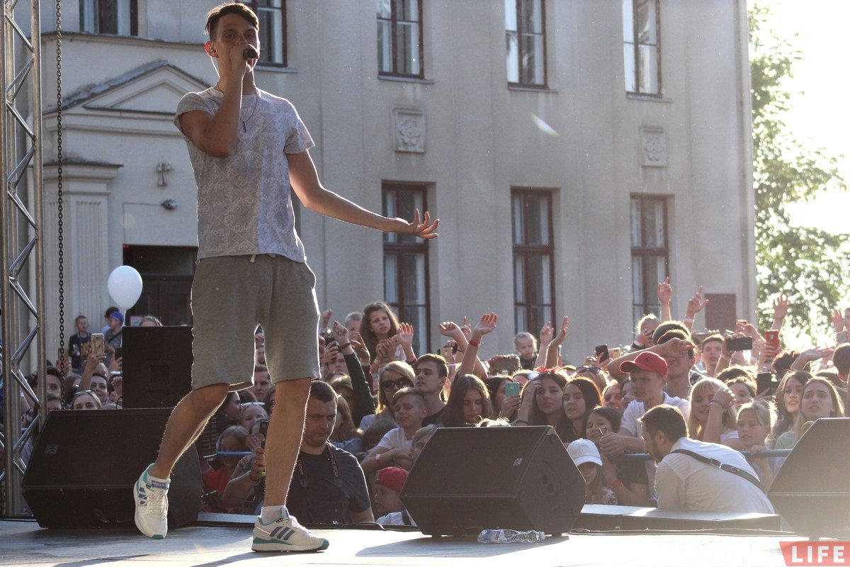 "Собрались кайфануть". В Гродно прошел концерт Тимы Белорусских