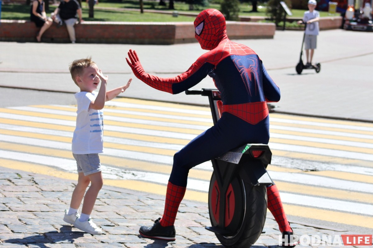 Чалавек-павук у цэнтры Гродна рэкламуе монакола і велопрокат Чалавек-павук у цэнтры Гродна рэкламуе монакола і велопрокат