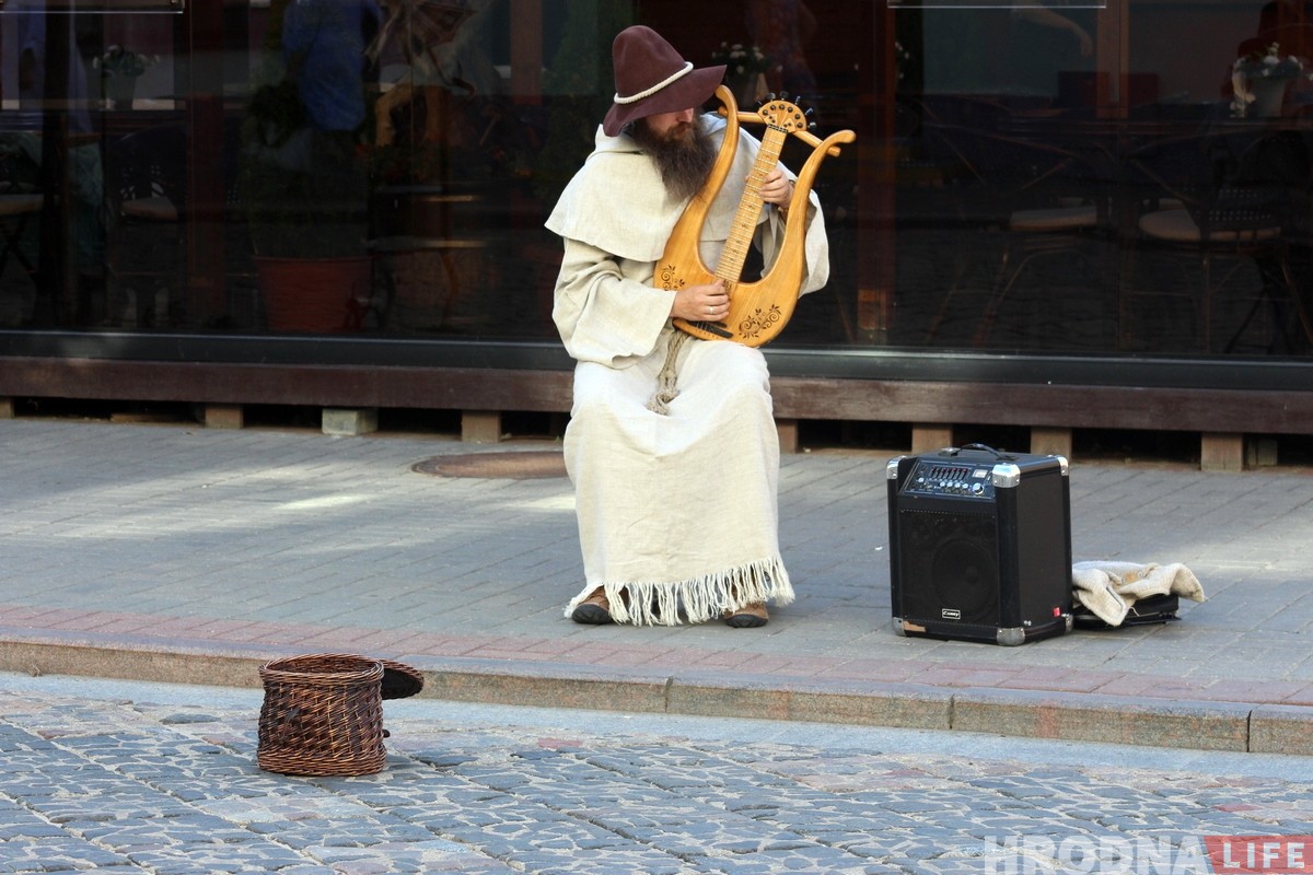 На гродзенскай пешаходцы новы інструмент: рамеснік грае на самаробнай ліры