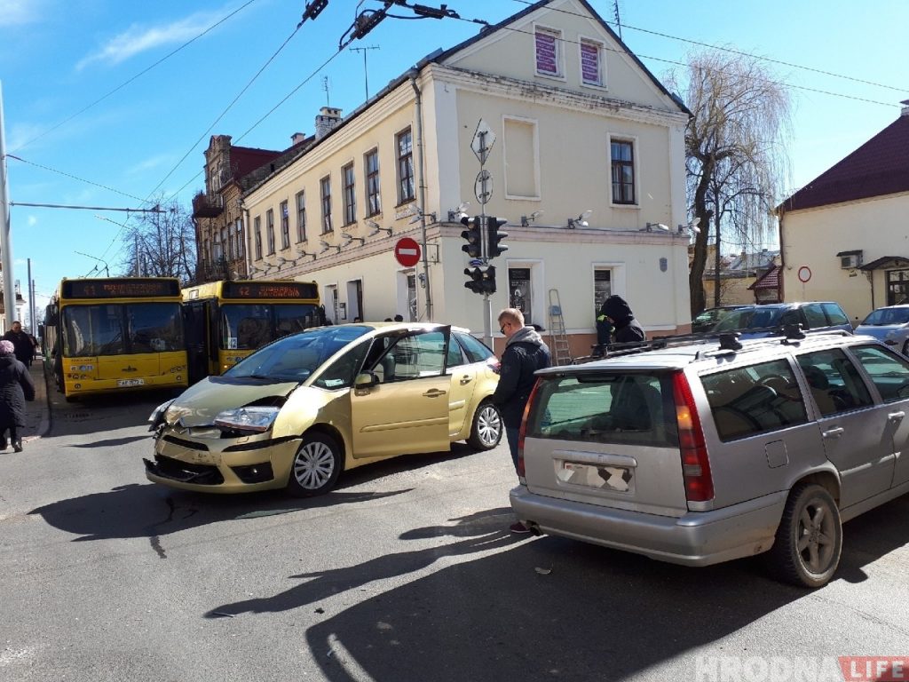 Водитель попал в ДТП и заблокировал движение в центре Гродно. Его просят оплатить 190 рублей за простой троллейбусов