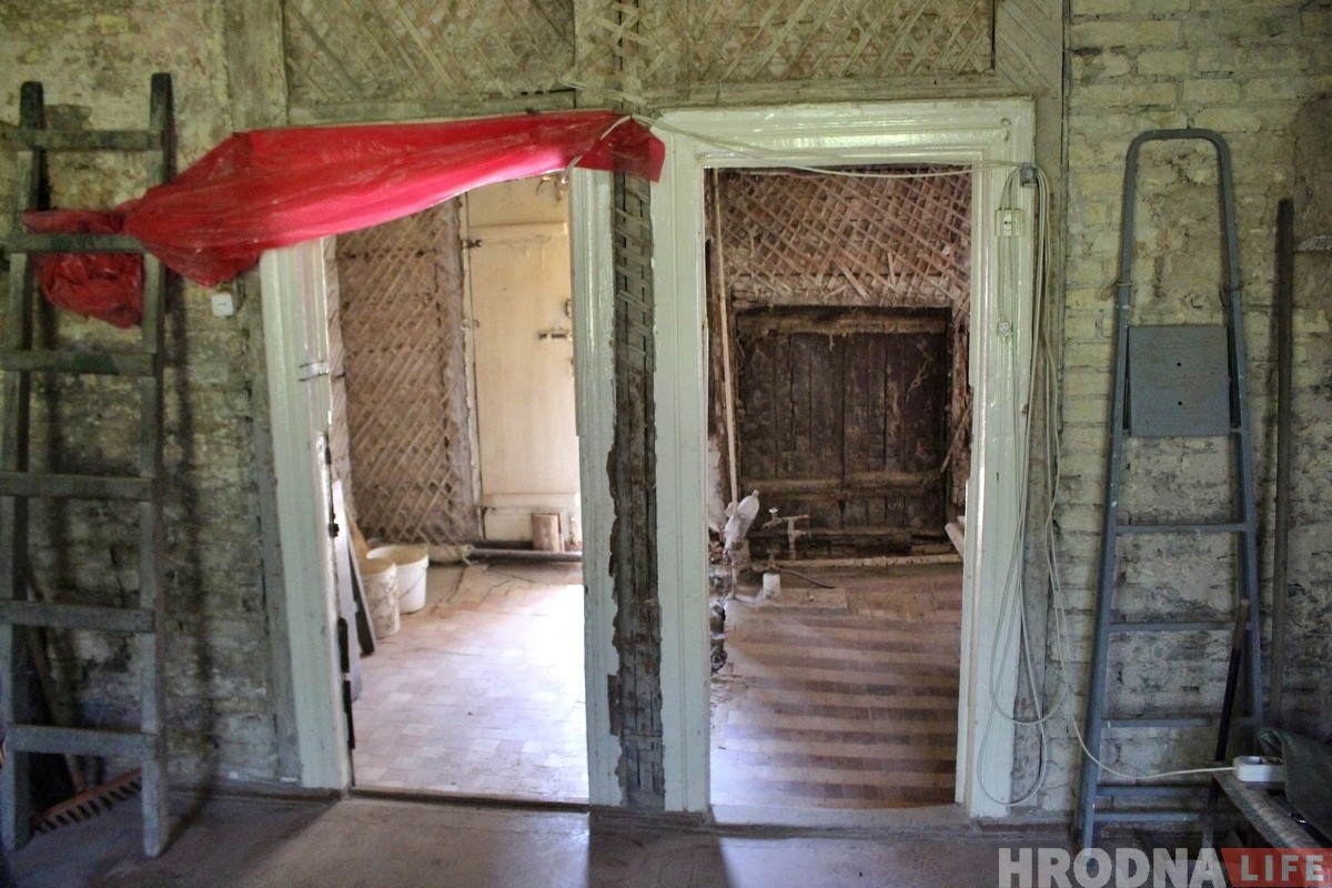 «Захаваць асколак старой культуры». Гродзенец купіў 90-гадовы драўляны дом, каб аднавіць і жыць у ім