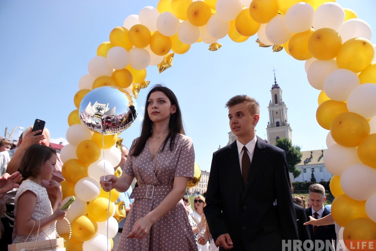 Прайшліся па чырвонай дарожцы і атрымалі медалі. У драмтэатры ўшаноўвалі найлепшых выпускнікоў Гродна