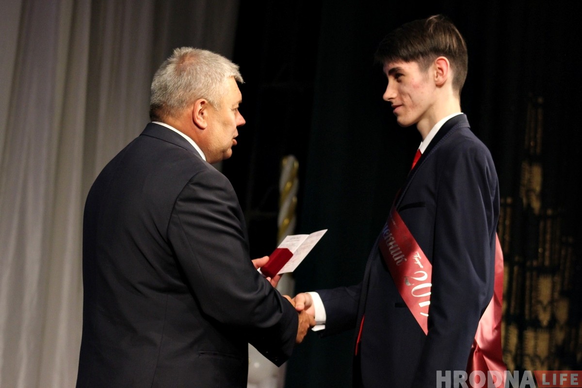 Прайшліся па чырвонай дарожцы і атрымалі медалі. У драмтэатры ўшаноўвалі найлепшых выпускнікоў Гродна