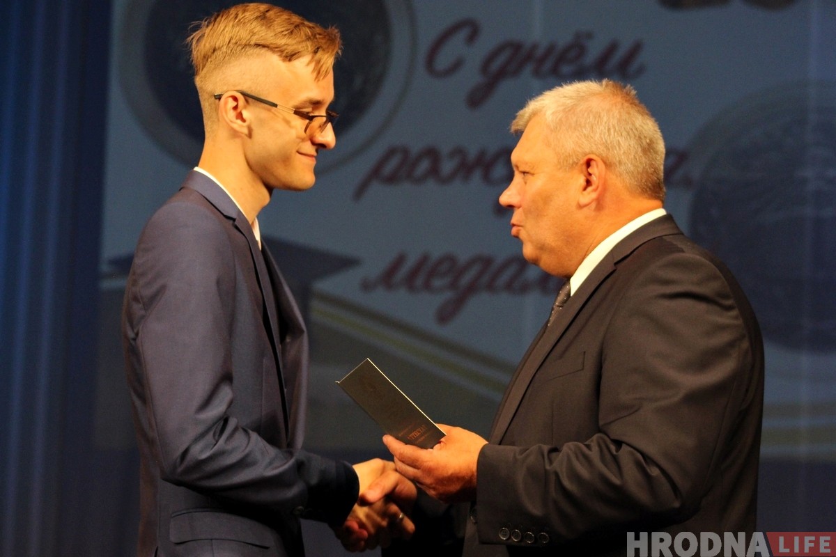 Прайшліся па чырвонай дарожцы і атрымалі медалі. У драмтэатры ўшаноўвалі найлепшых выпускнікоў Гродна