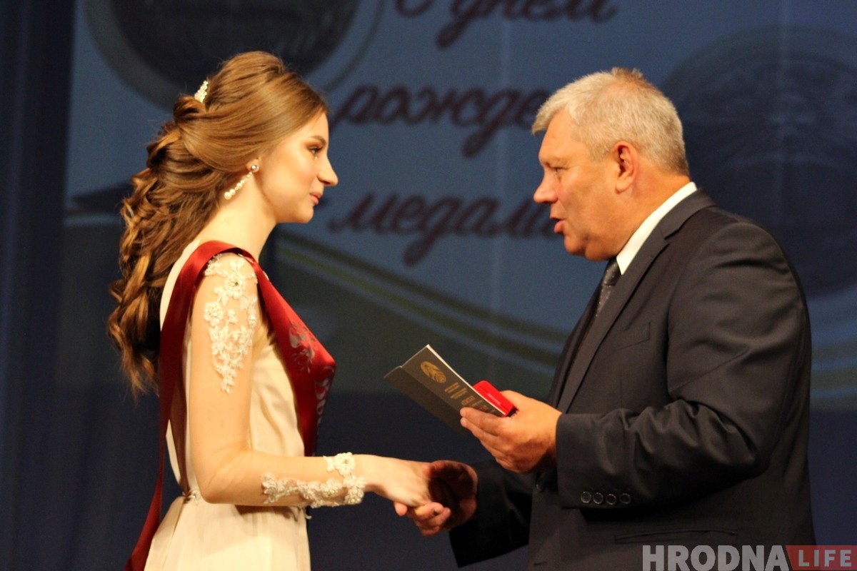 Прайшліся па чырвонай дарожцы і атрымалі медалі. У драмтэатры ўшаноўвалі найлепшых выпускнікоў Гродна