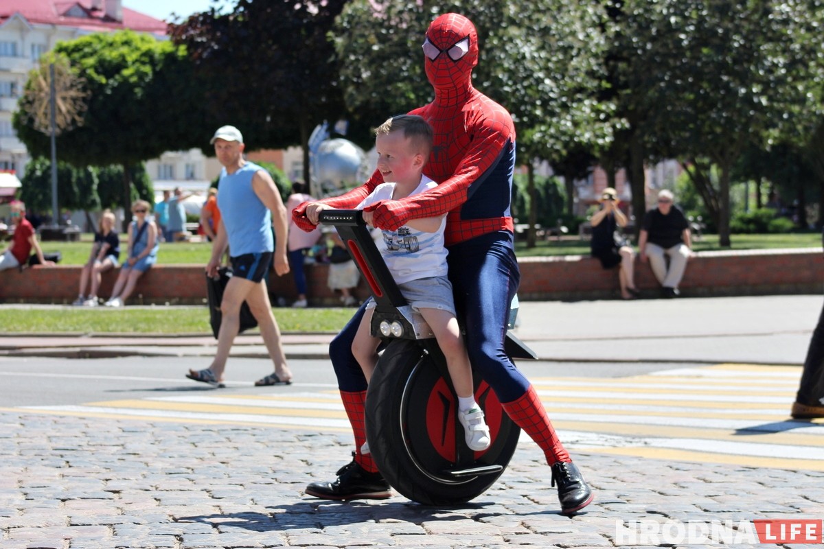 Чалавек-павук у цэнтры Гродна рэкламуе монакола і велопрокат