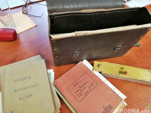 "Рызыкаваў, але захаваў". Гродзенец паказаў шыльду, якую схаваў яго прадзед ў 1939 годзе