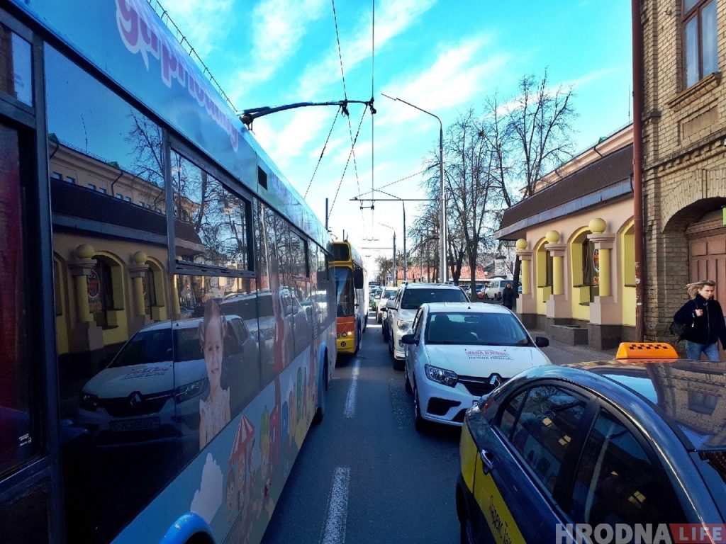 Водитель попал в ДТП и заблокировал движение в центре Гродно. Его просят оплатить 190 рублей за простой троллейбусов