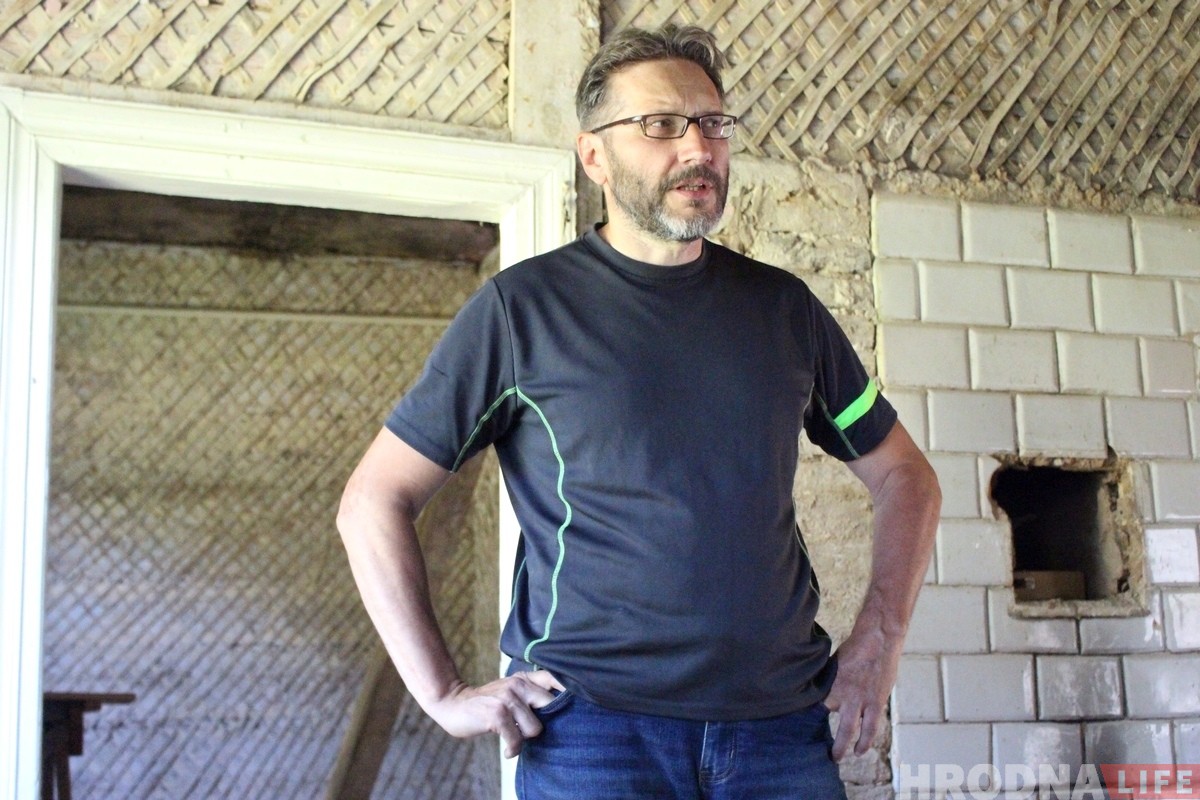 «Захаваць асколак старой культуры». Гродзенец купіў 90-гадовы драўляны дом, каб аднавіць і жыць у ім