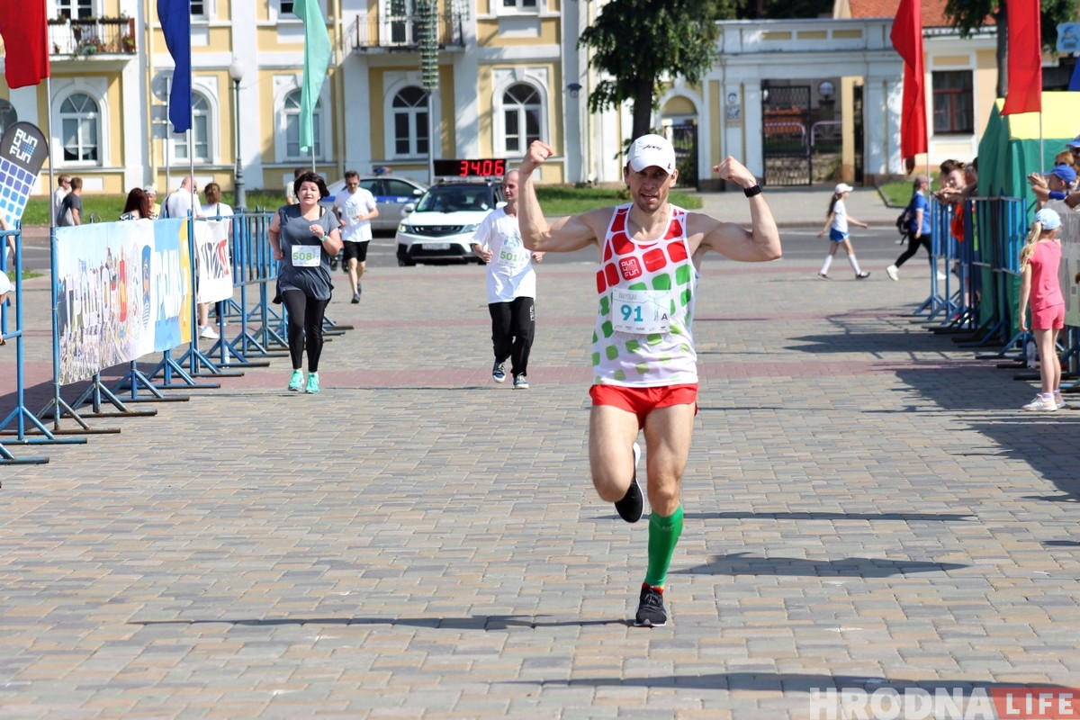 Трэцяя "Гарадзенская вандроўка” прайшла па вуліцах Гродна (ШУКАЙЦЕ СЯБЕ) Трэцяя "Гарадзенская вандроўка” прайшла па вуліцах Гродна (ШУКАЙЦЕ СЯБЕ)