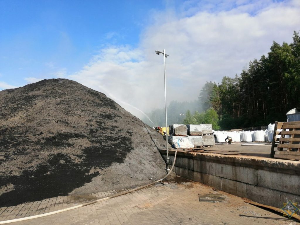 Пажар на прадпрыемстве па перапрацоўцы шынаў пад Гродна лакалізавалі