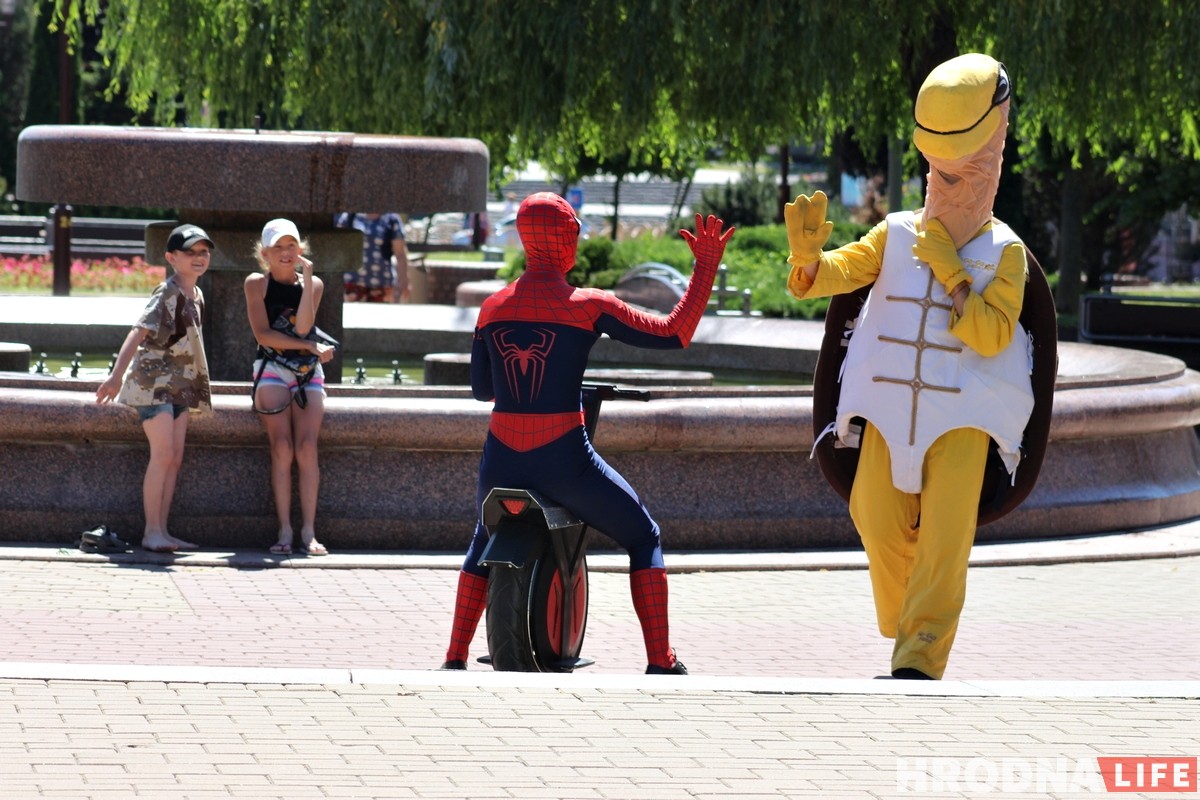 Чалавек-павук у цэнтры Гродна рэкламуе монакола і велопрокат Чалавек-павук у цэнтры Гродна рэкламуе монакола і велопрокат