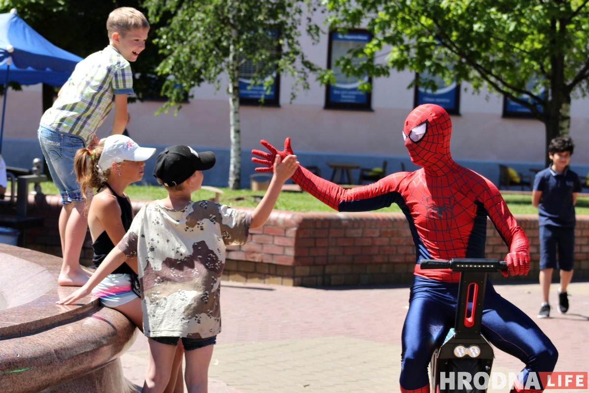Чалавек-павук у цэнтры Гродна рэкламуе монакола і велопрокат Чалавек-павук у цэнтры Гродна рэкламуе монакола і велопрокат