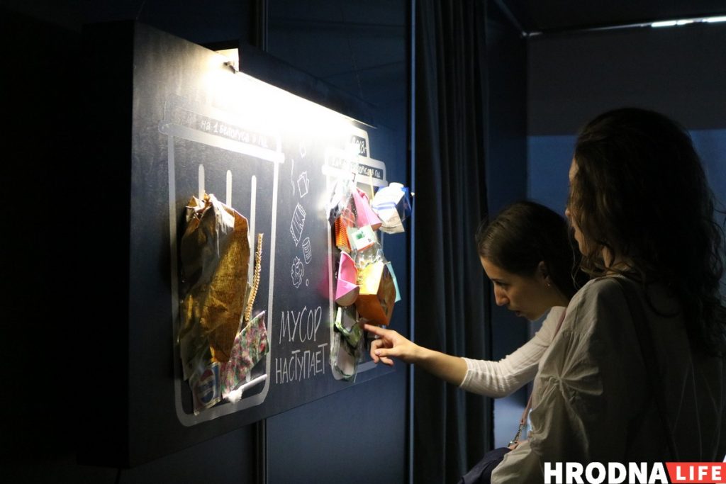 Раздзяляй і ўладар. У Гродне паказваюць выставу пра смецце