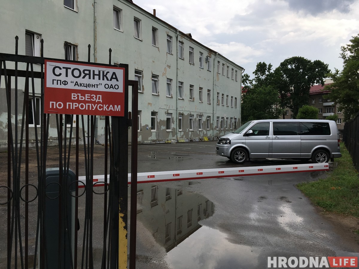 Таксісты і не толькі. Чаму па пешаходнай Маставой усё часцей ездзяць на аўто? Таксісты і не толькі. Чаму па пешаходнай Маставой усё часцей ездзяць на аўто?