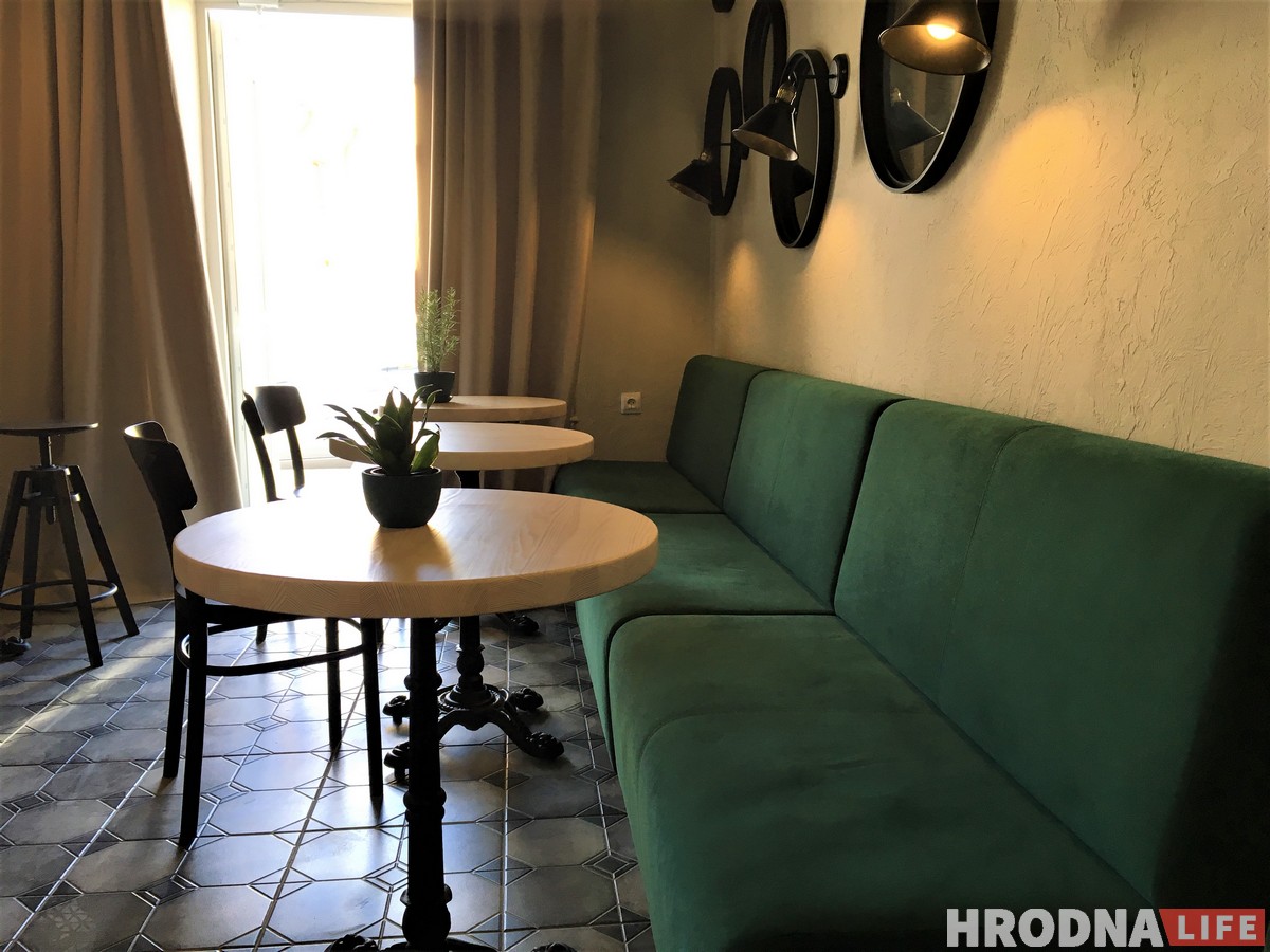 Венскія вафлі, хатняе марожанае і дабрачыннасць па аўторках. На Вялікай Траецкай адкрылася новая кавярня