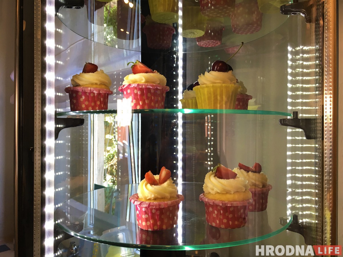 Венскія вафлі, хатняе марожанае і дабрачыннасць па аўторках. На Вялікай Траецкай адкрылася новая кавярня