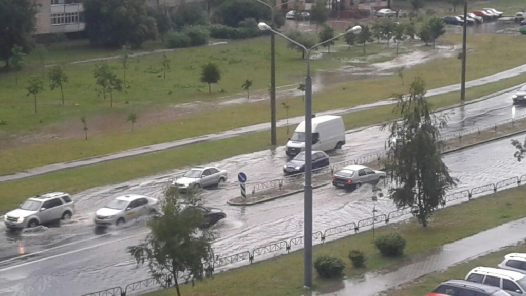 Ливень в Гродно: затопило кольцо на Суворова, Клецкова, Соломовой