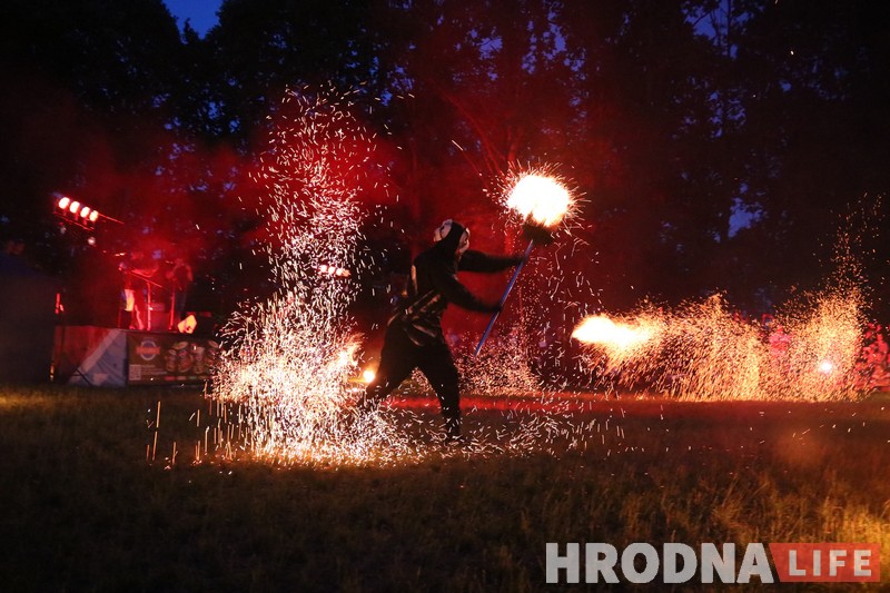 Фэст "Мяжа" закончылі музыкай і фаер-шоў Фэст "Мяжа" закончылі музыкай і фаер-шоў