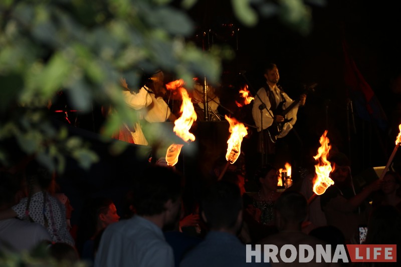 Фэст "Мяжа" закончылі музыкай і фаер-шоў Фэст "Мяжа" закончылі музыкай і фаер-шоў