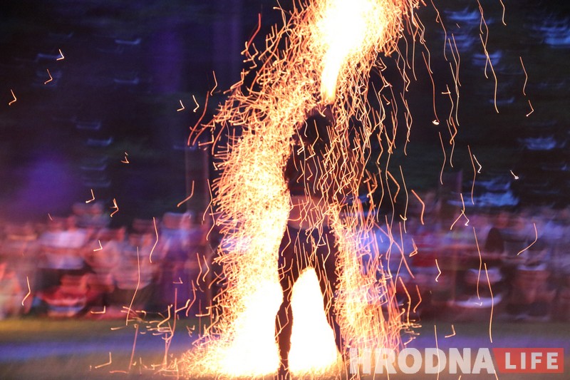 Фэст "Мяжа" закончылі музыкай і фаер-шоў Фэст "Мяжа" закончылі музыкай і фаер-шоў