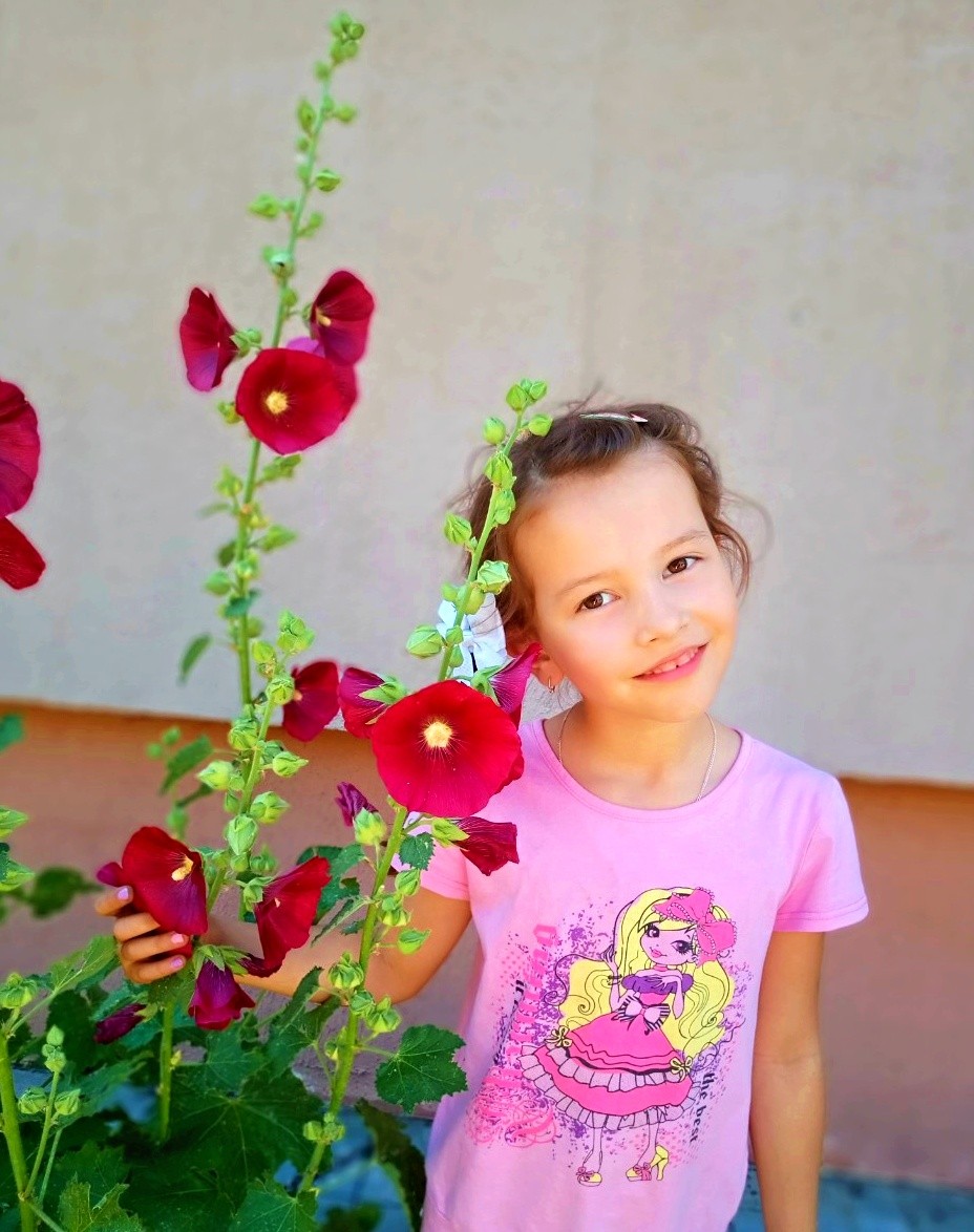 "Я очень хочу второе ушко и слышать, как все". Нужна помощь семилетней Алене Власенко