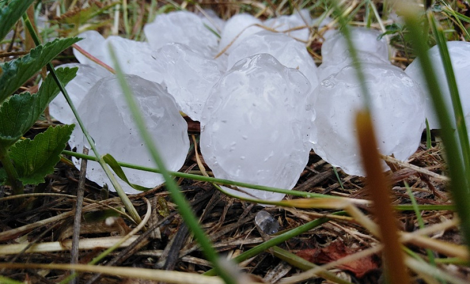 Смотрите, какой град выпал в Ошмянах. Он побил машины