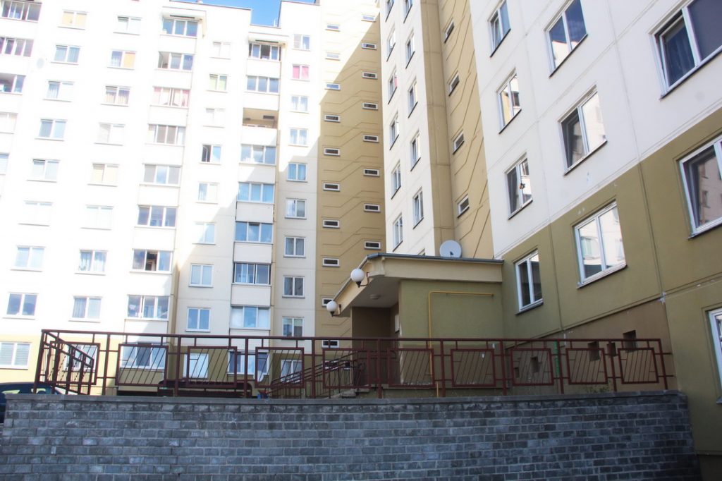 Дзяўчынка са Слоніма сабрала пад вокнамі шматпавярховіка недакуркі жыхароў і паказала ім, колькі выйшла