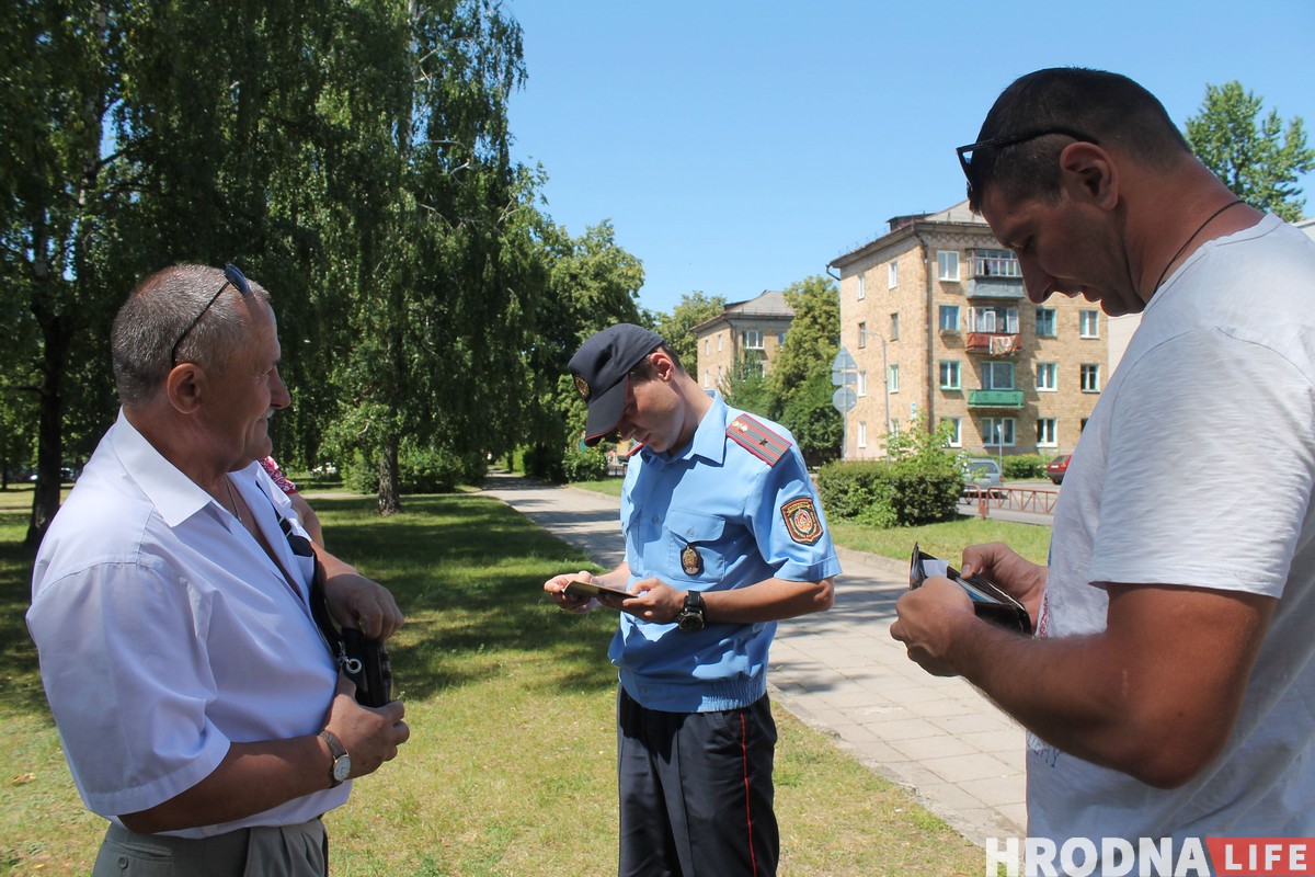 Гродзенец паставіў палатку перад адміністрацыяй раёна і сабраўся там жыць. Яму адразу прапанавалі іншае жыллё Гродзенец паставіў палатку перад адміністрацыяй раёна і сабраўся там жыць. Яму адразу прапанавалі іншае жыллё
