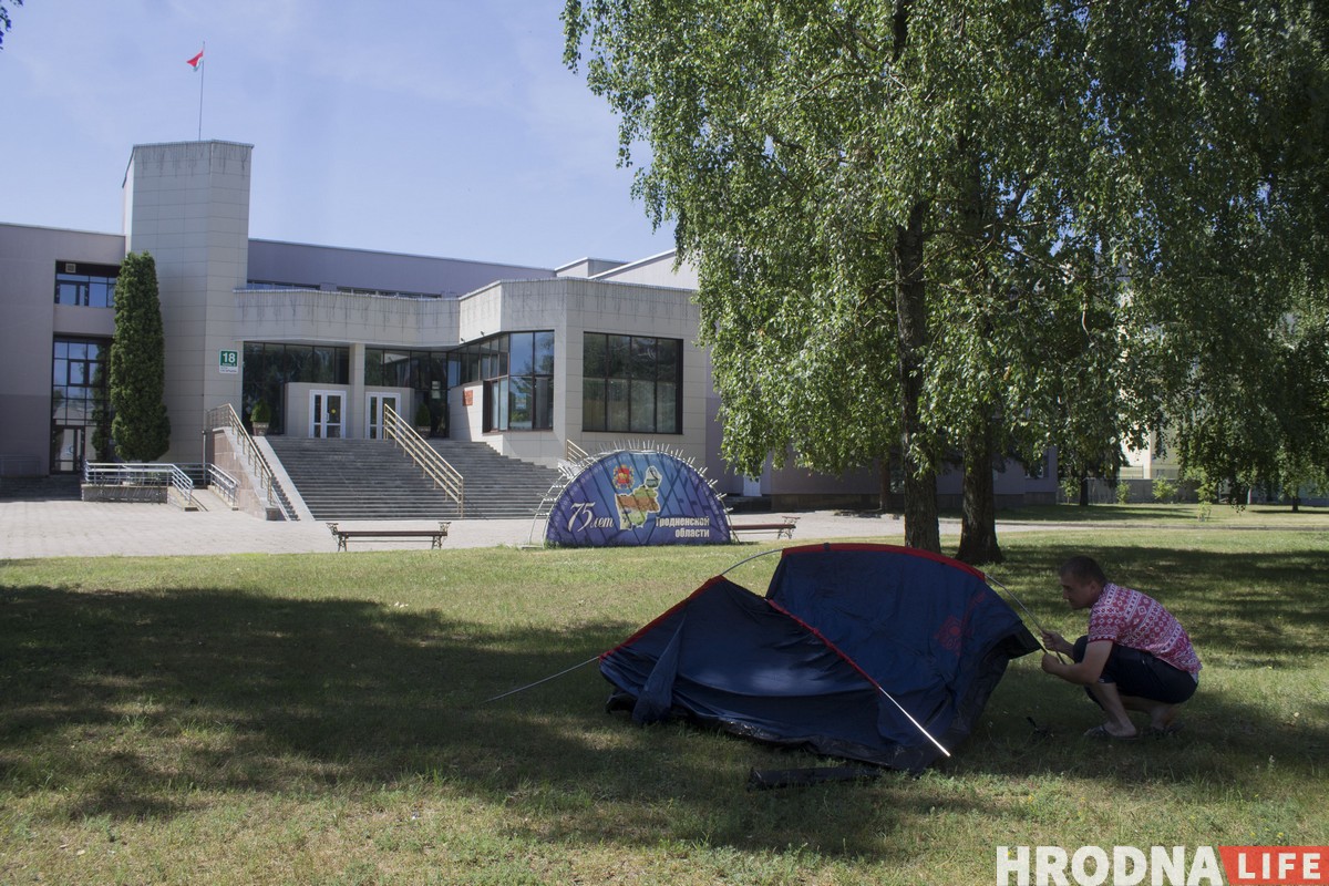 Гродненец поставил палатку перед администрацией района и собрался там жить. Ему предложили другое жилье