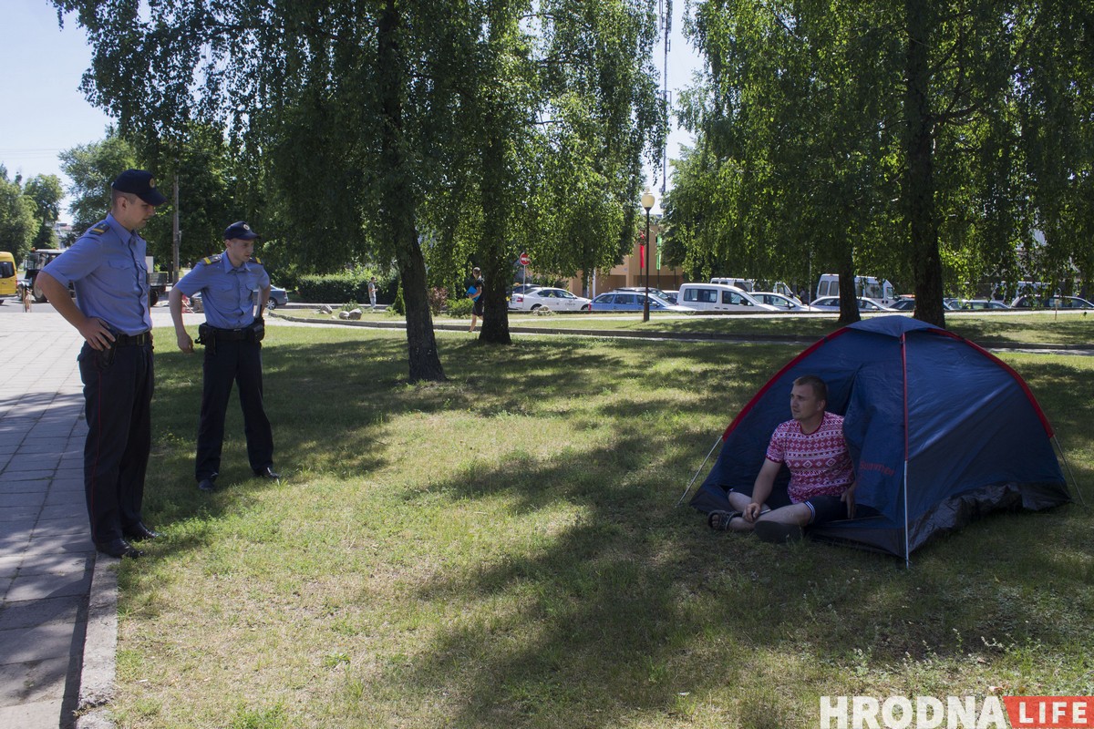 Гродзенец паставіў палатку перад адміністрацыяй раёна і сабраўся там жыць. Яму адразу прапанавалі іншае жыллё Гродзенец паставіў палатку перад адміністрацыяй раёна і сабраўся там жыць. Яму адразу прапанавалі іншае жыллё