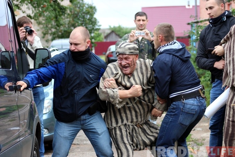 Гродзенскія актывісты прапануюць у знак пратэсту закатаць правую калашыну Гродзенскія актывісты прапануюць у знак пратэсту закатаць правую калашыну