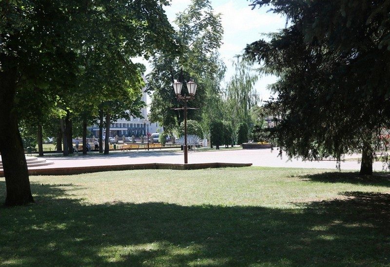 Парк Жылібера працягваюць аднаўляць. У "батанічнай" частцы высадзілі новыя дрэвы