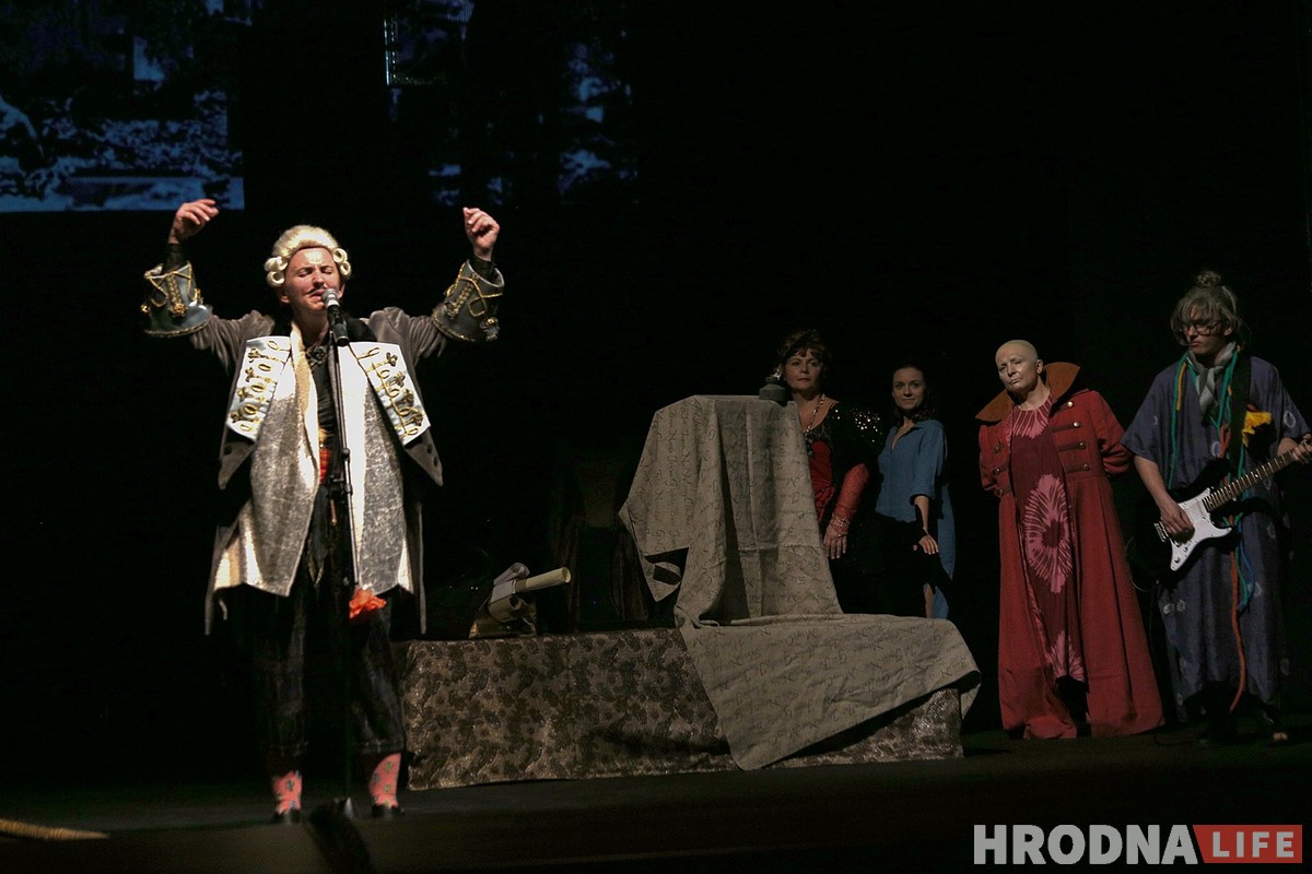 Акторы з Беластоку паказалі гродзенцам «Помсту» па-польску Акторы з Беластоку паказалі гродзенцам «Помсту» па-польску