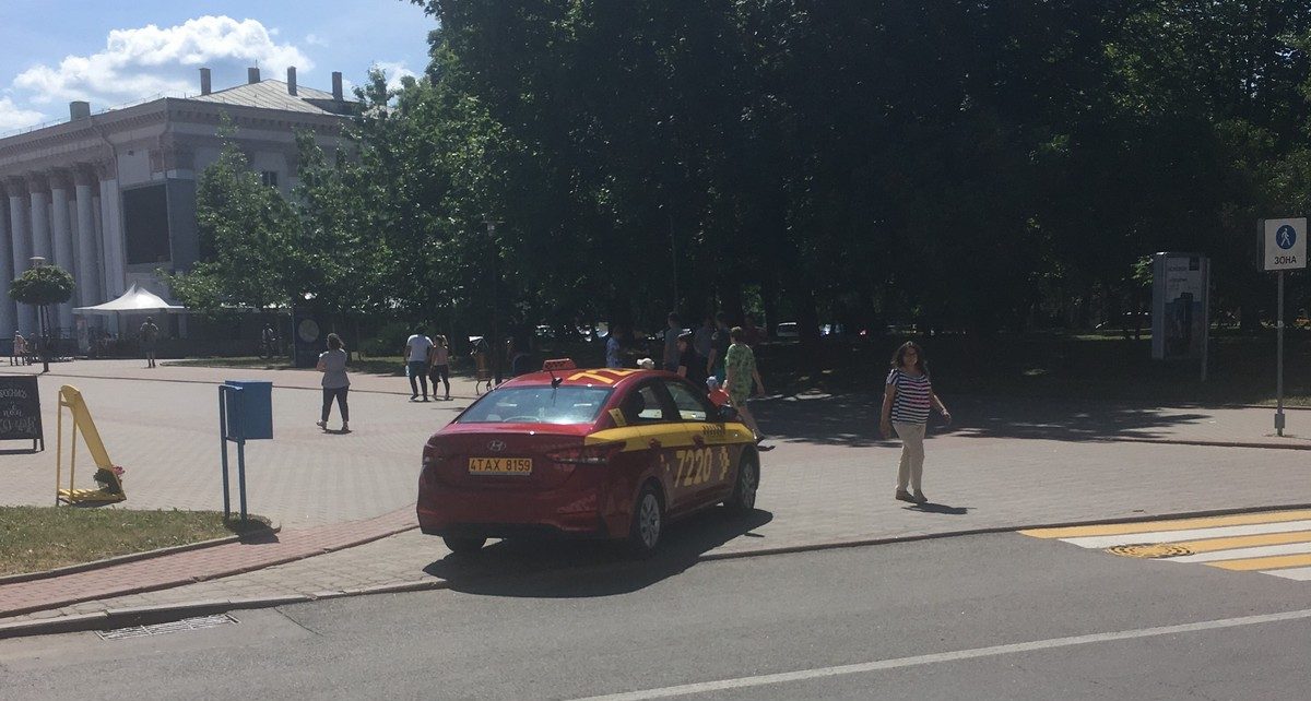 Таксісты і не толькі. Чаму па пешаходнай Маставой усё часцей ездзяць на аўто?