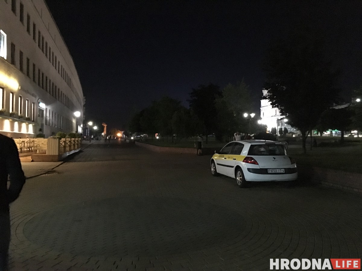 Таксісты і не толькі. Чаму па пешаходнай Маставой усё часцей ездзяць на аўто?