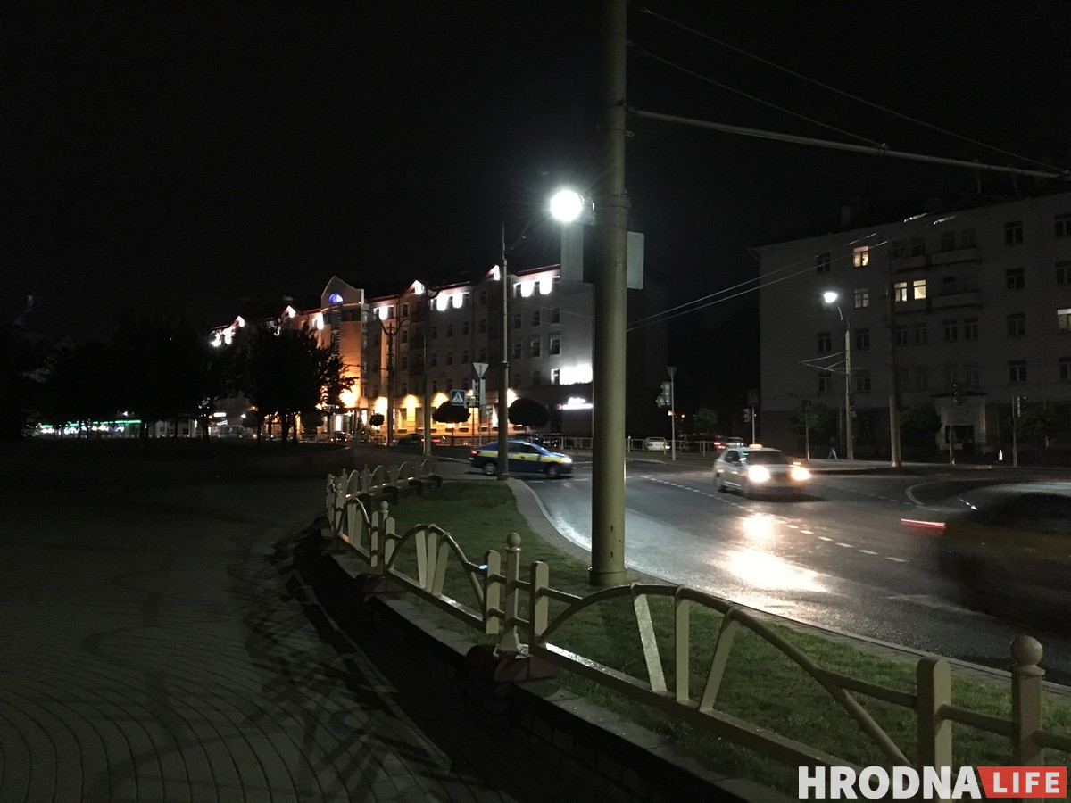 Таксісты і не толькі. Чаму па пешаходнай Маставой усё часцей ездзяць на аўто?