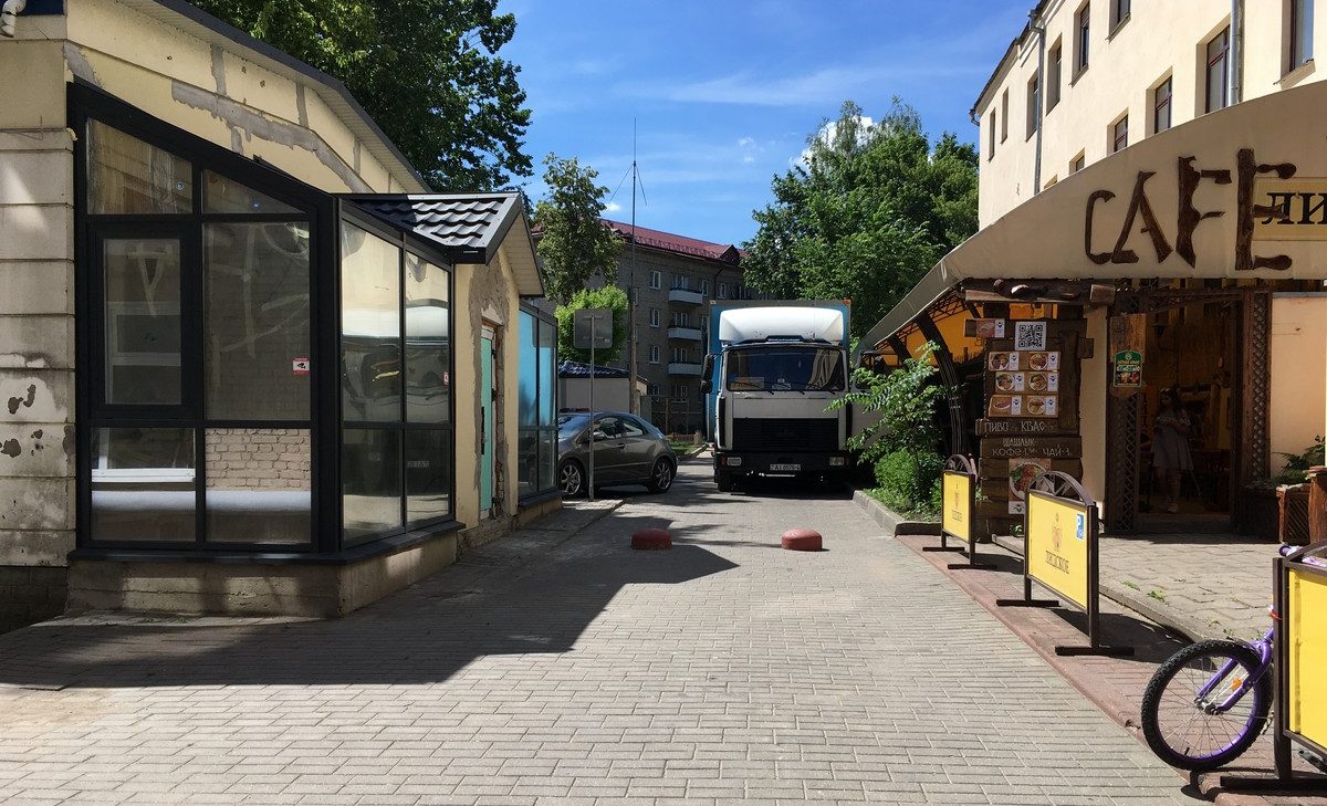 Таксісты і не толькі. Чаму па пешаходнай Маставой усё часцей ездзяць на аўто?