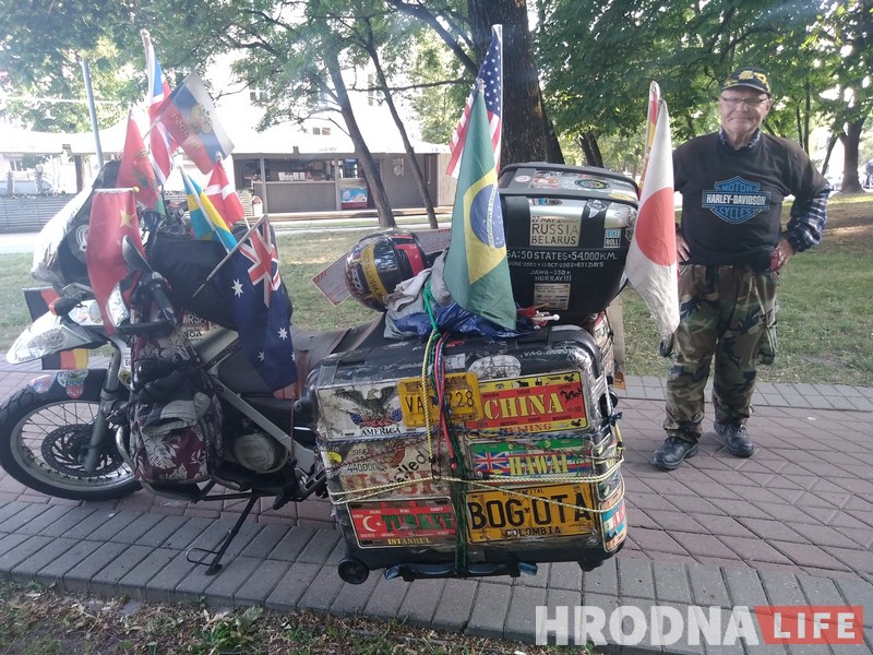 Не чуе, але кіруе байкам. 78-гадовы мотападарожнік ездзіць па свеце, каб патрапіць у Кнігу рэкордаў Гінеса