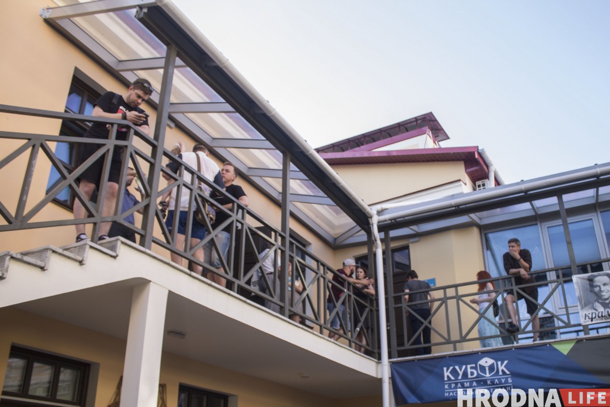 «Будзе святло або будзе цемра?». Аляксандр Саенка адкрыў самую асабістую і самую галоўную выставу «Будзе святло або будзе цемра?». Аляксандр Саенка адкрыў самую асабістую і самую галоўную выставу