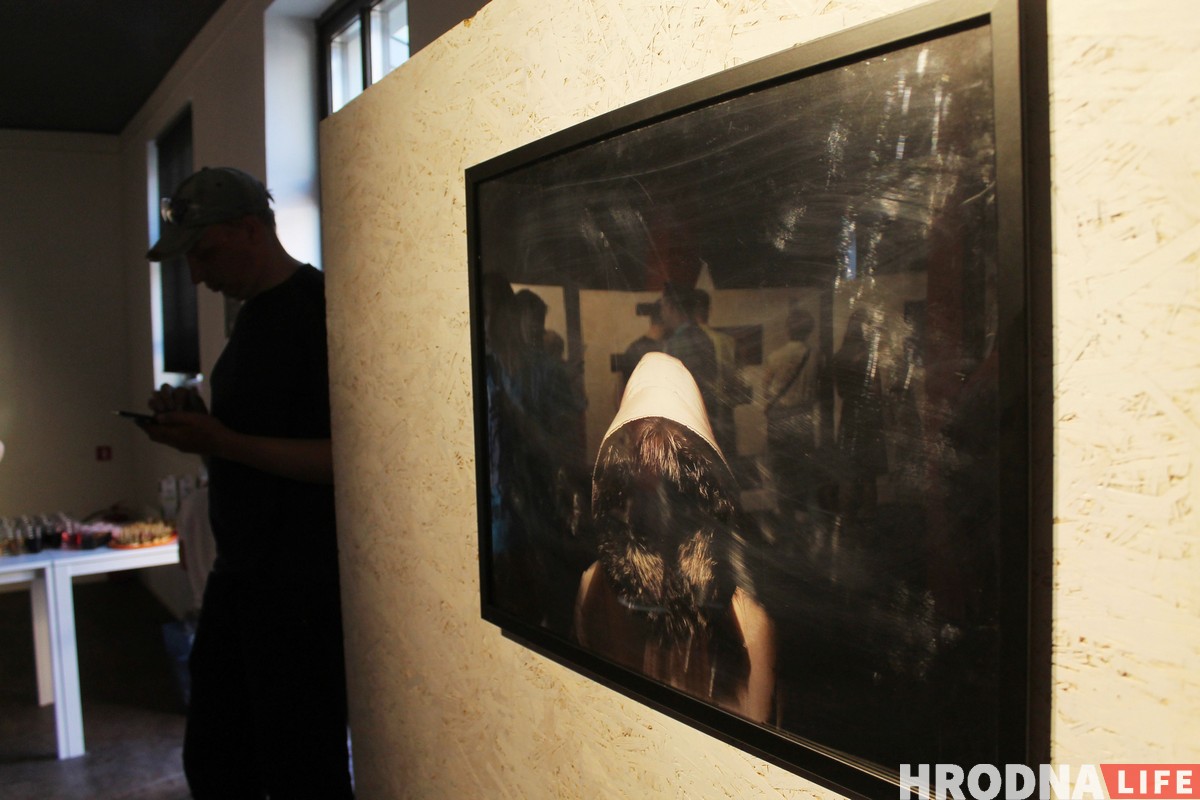 «Будзе святло або будзе цемра?». Аляксандр Саенка адкрыў самую асабістую і самую галоўную выставу «Будзе святло або будзе цемра?». Аляксандр Саенка адкрыў самую асабістую і самую галоўную выставу