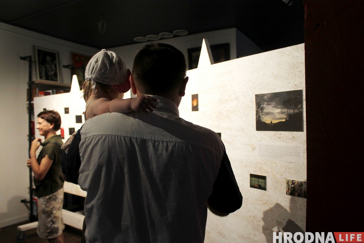 «Будзе святло або будзе цемра?». Аляксандр Саенка адкрыў самую асабістую і самую галоўную выставу «Будзе святло або будзе цемра?». Аляксандр Саенка адкрыў самую асабістую і самую галоўную выставу