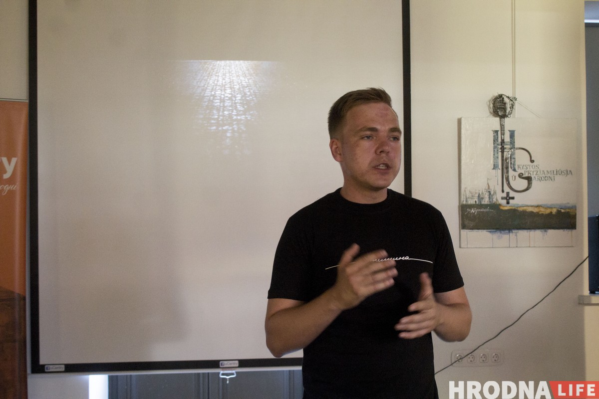 «Будзе святло або будзе цемра?». Аляксандр Саенка адкрыў самую асабістую і самую галоўную выставу «Будзе святло або будзе цемра?». Аляксандр Саенка адкрыў самую асабістую і самую галоўную выставу