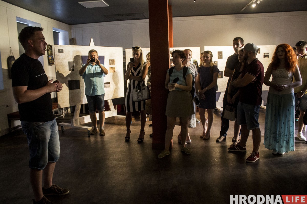 «Будзе святло або будзе цемра?». Аляксандр Саенка адкрыў самую асабістую і самую галоўную выставу