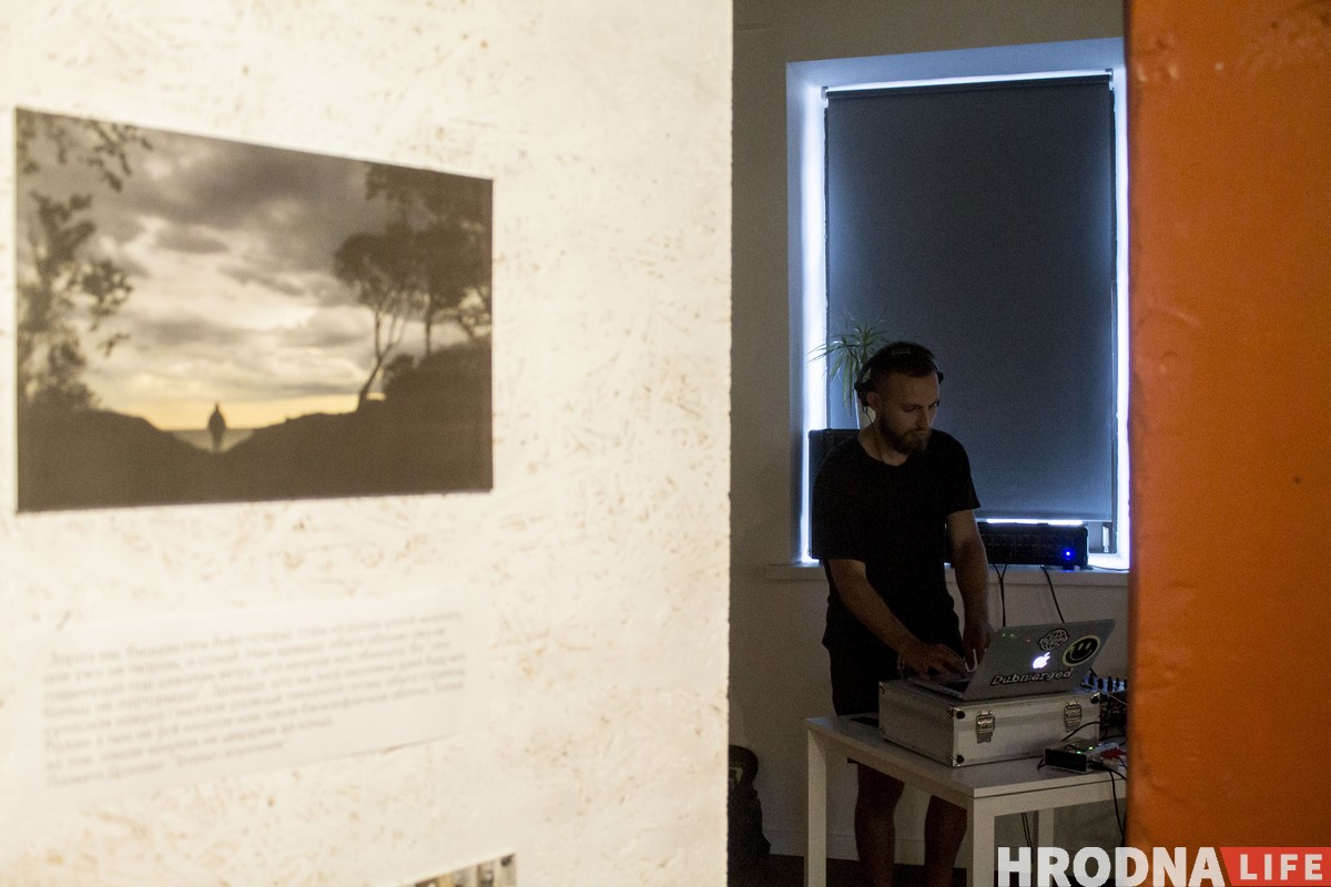 «Будзе святло або будзе цемра?». Аляксандр Саенка адкрыў самую асабістую і самую галоўную выставу «Будзе святло або будзе цемра?». Аляксандр Саенка адкрыў самую асабістую і самую галоўную выставу