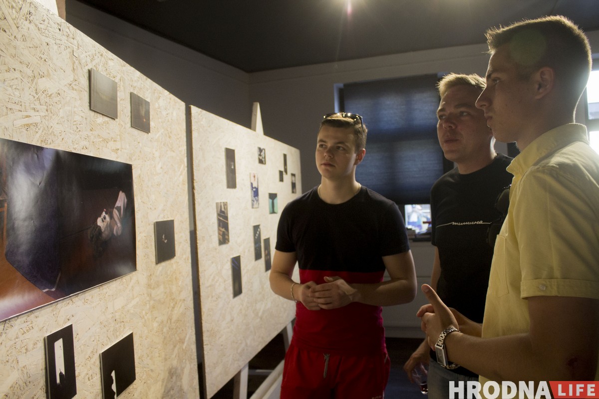 «Будзе святло або будзе цемра?». Аляксандр Саенка адкрыў самую асабістую і самую галоўную выставу