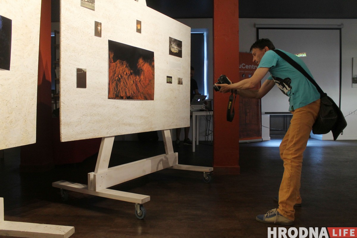 «Будзе святло або будзе цемра?». Аляксандр Саенка адкрыў самую асабістую і самую галоўную выставу «Будзе святло або будзе цемра?». Аляксандр Саенка адкрыў самую асабістую і самую галоўную выставу