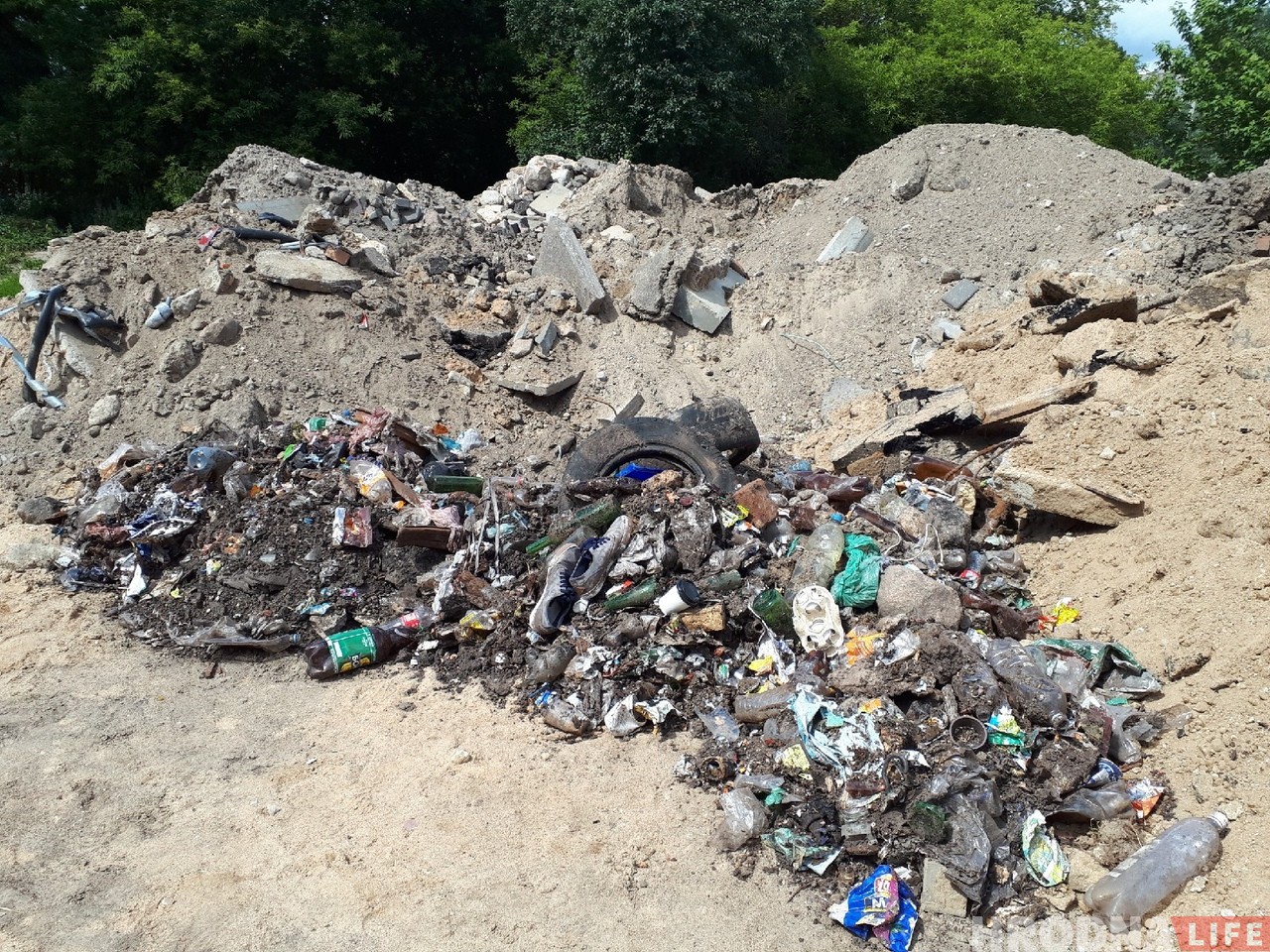 "Хамское отношение к городу". Неизвестные в центре Гродно сделали свалку мусора 