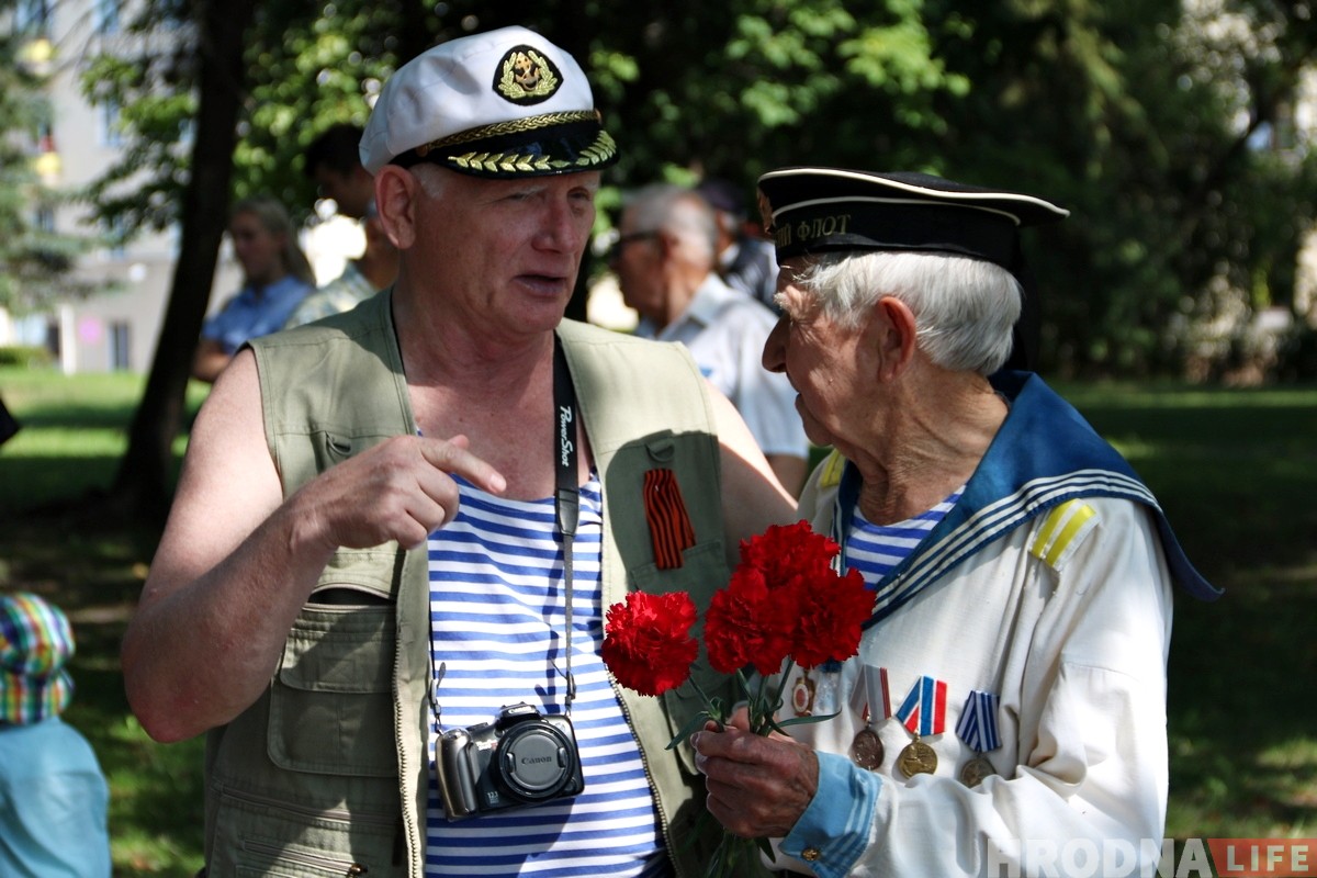 В центре Гродно собрались советские моряки чтобы отметить профессиональный праздник