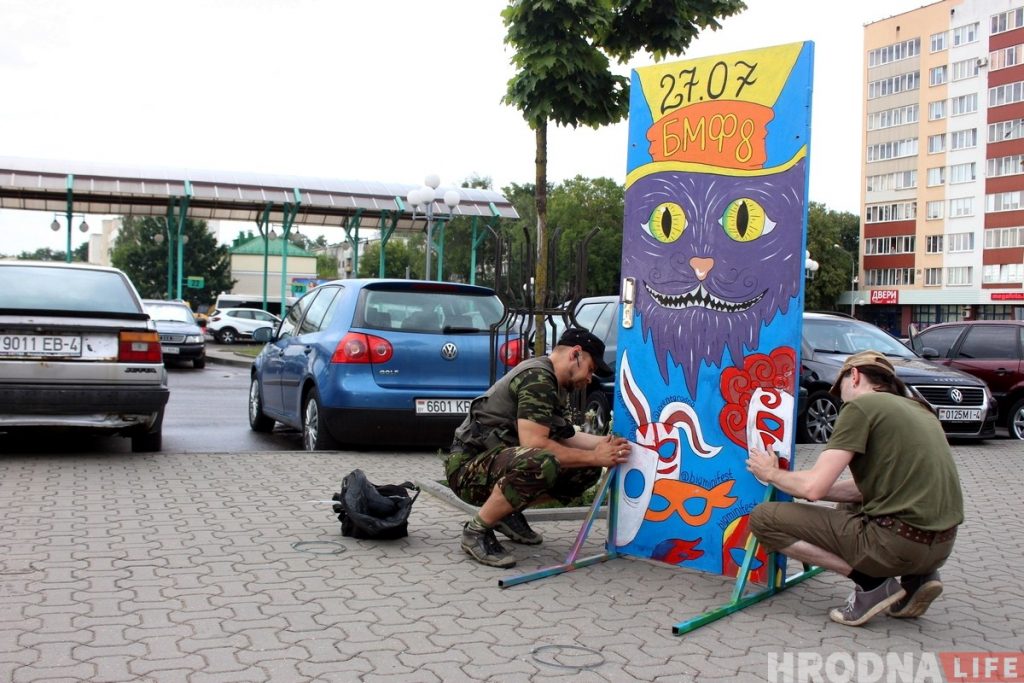 У Гродне усталёўваюць незвычайныя афішы